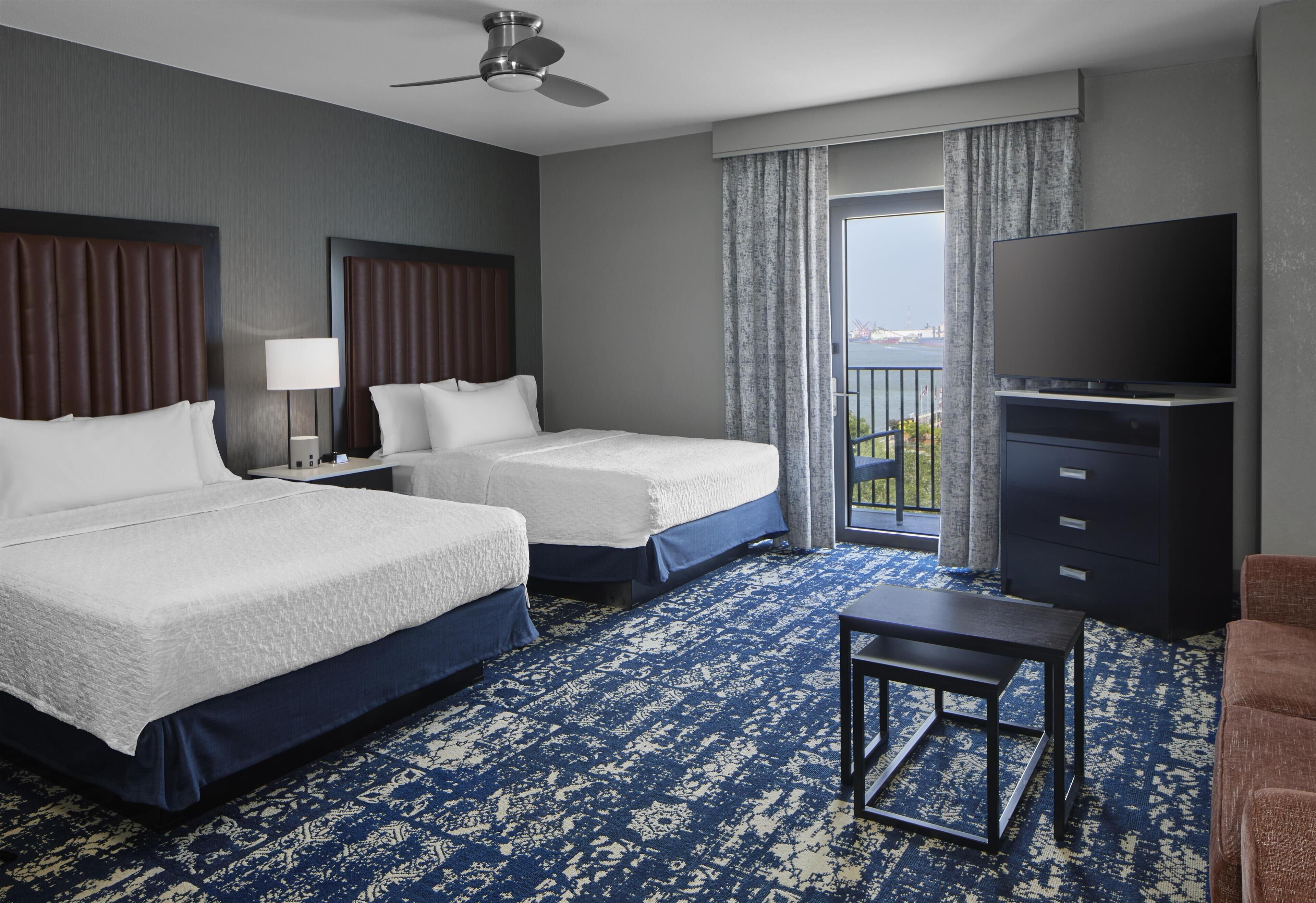 开间套房, 2 张大床, 阳台, 河景 | 高档床上用品、办公桌、笔记本电脑工作区、遮光窗帘