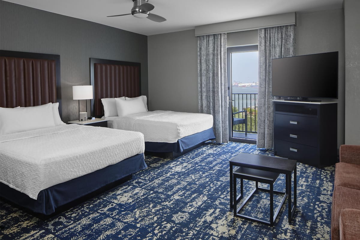 Suite studio, 2 grands lits, balcon, vue sur le fleuve | Literie de qualité, bureau, espace de travail pour ordinateurs portables