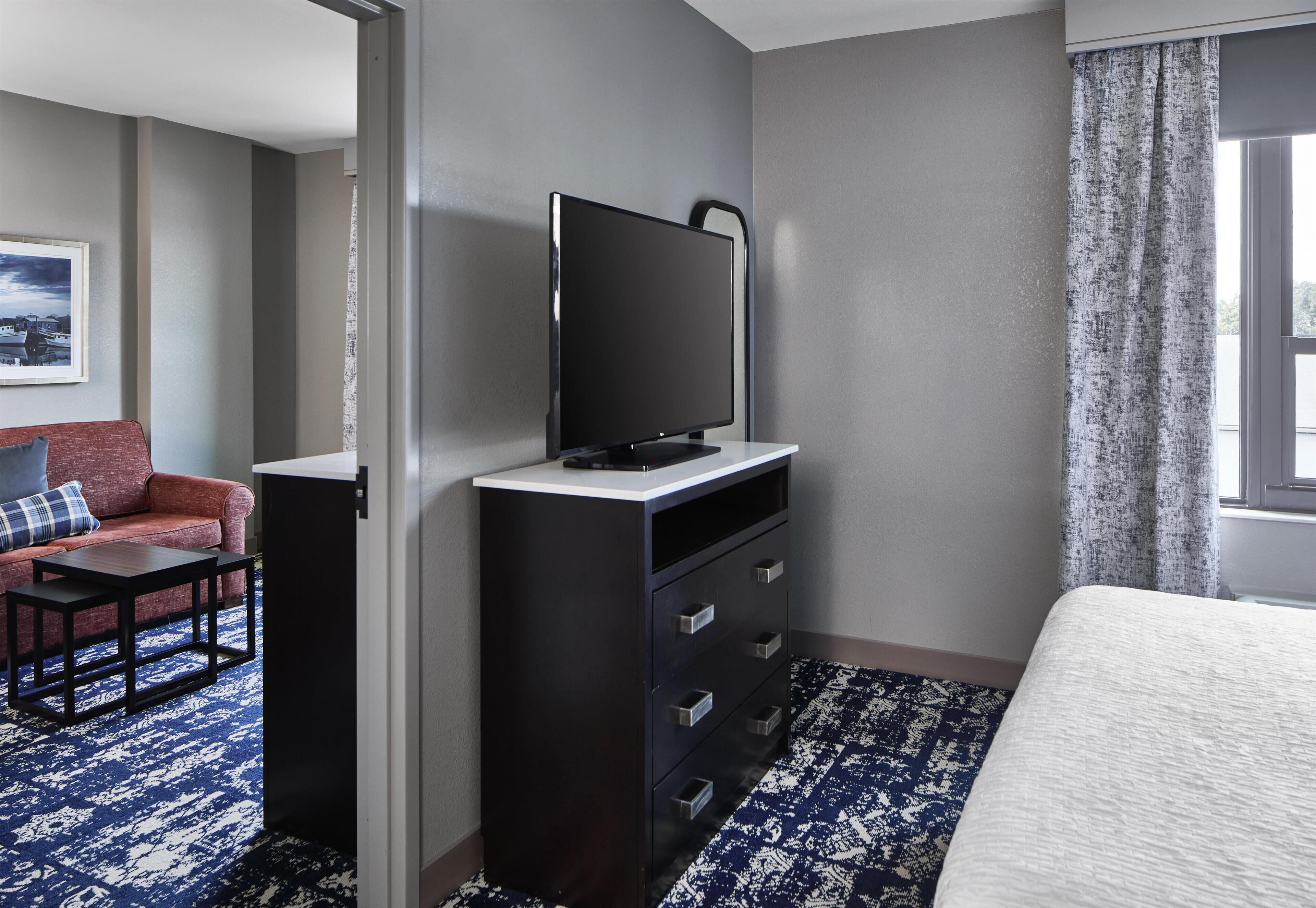 Hochwertige Bettwaren, Schreibtisch, laptopgeeigneter Arbeitsplatz