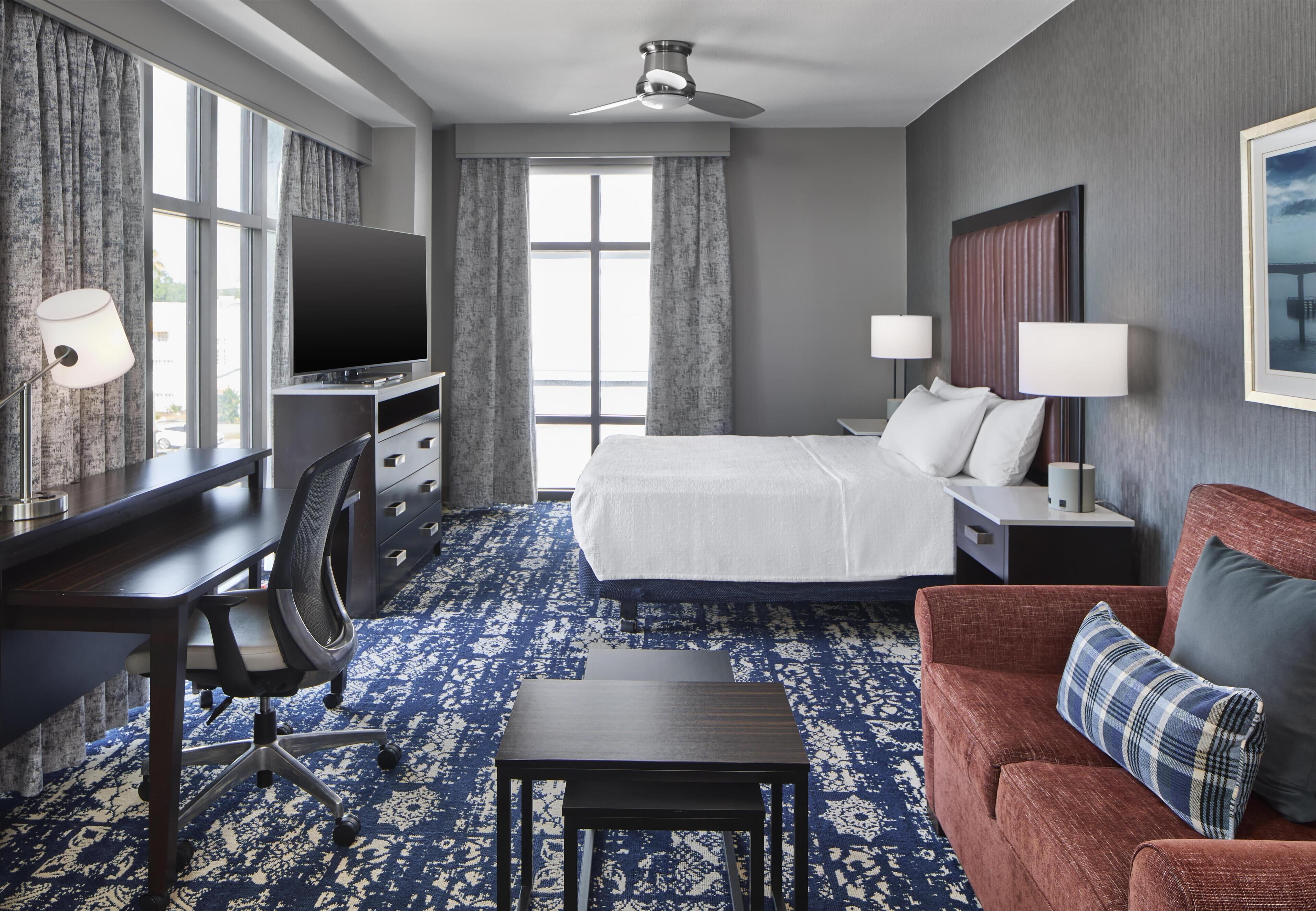 Hochwertige Bettwaren, Schreibtisch, laptopgeeigneter Arbeitsplatz