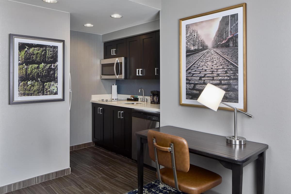 Hochwertige Bettwaren, Schreibtisch, laptopgeeigneter Arbeitsplatz