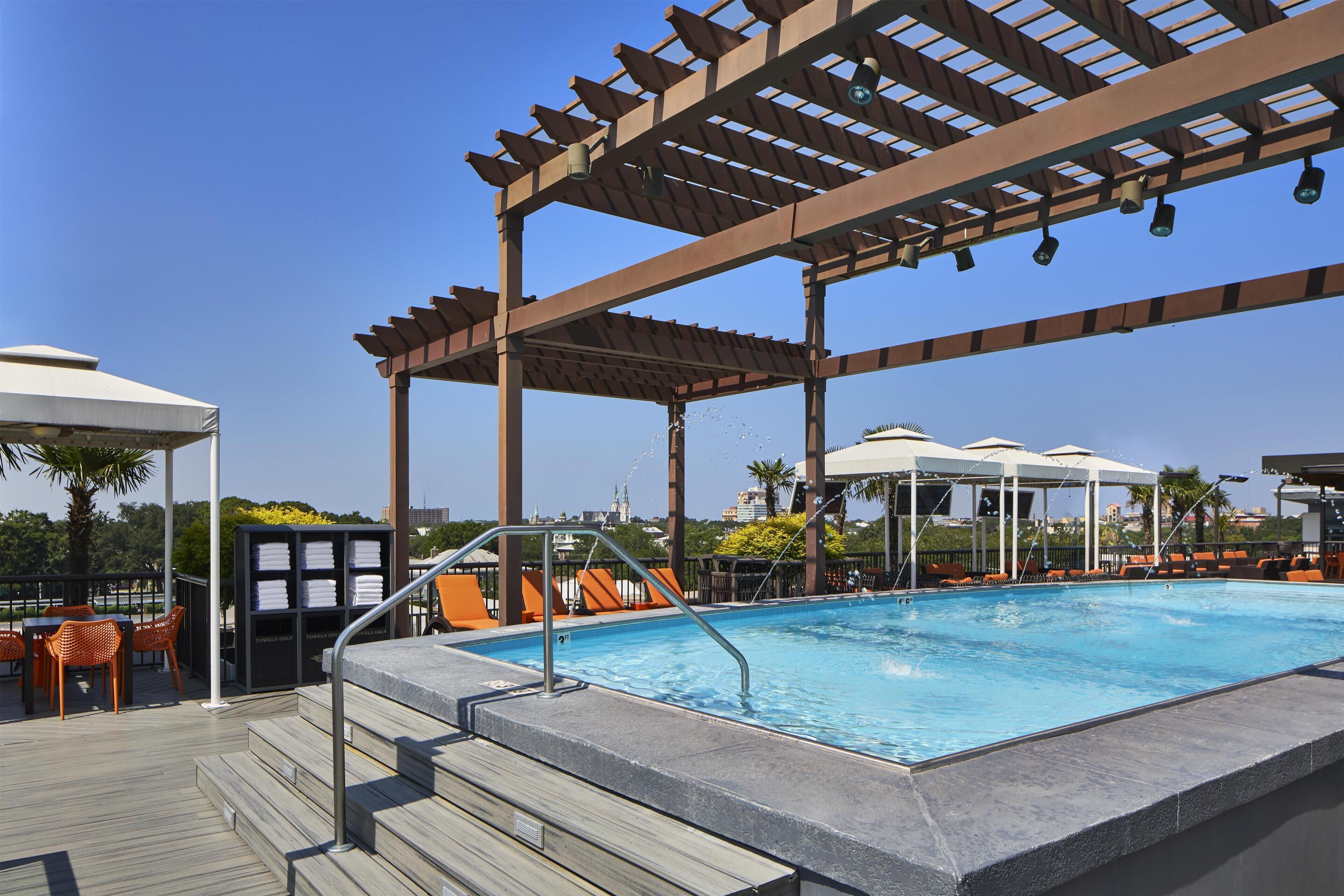 Een buitenzwembad, gratis zwembadcabana's, parasols voor strand/zwembad