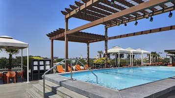 Een buitenzwembad, gratis zwembadcabana's, parasols voor strand/zwembad