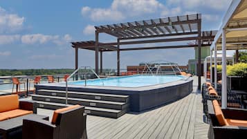 Una piscina al aire libre, camas de piscina gratis, sombrillas