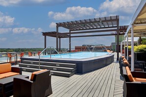 Una piscina al aire libre, cabañas de piscina gratuitas, sombrillas