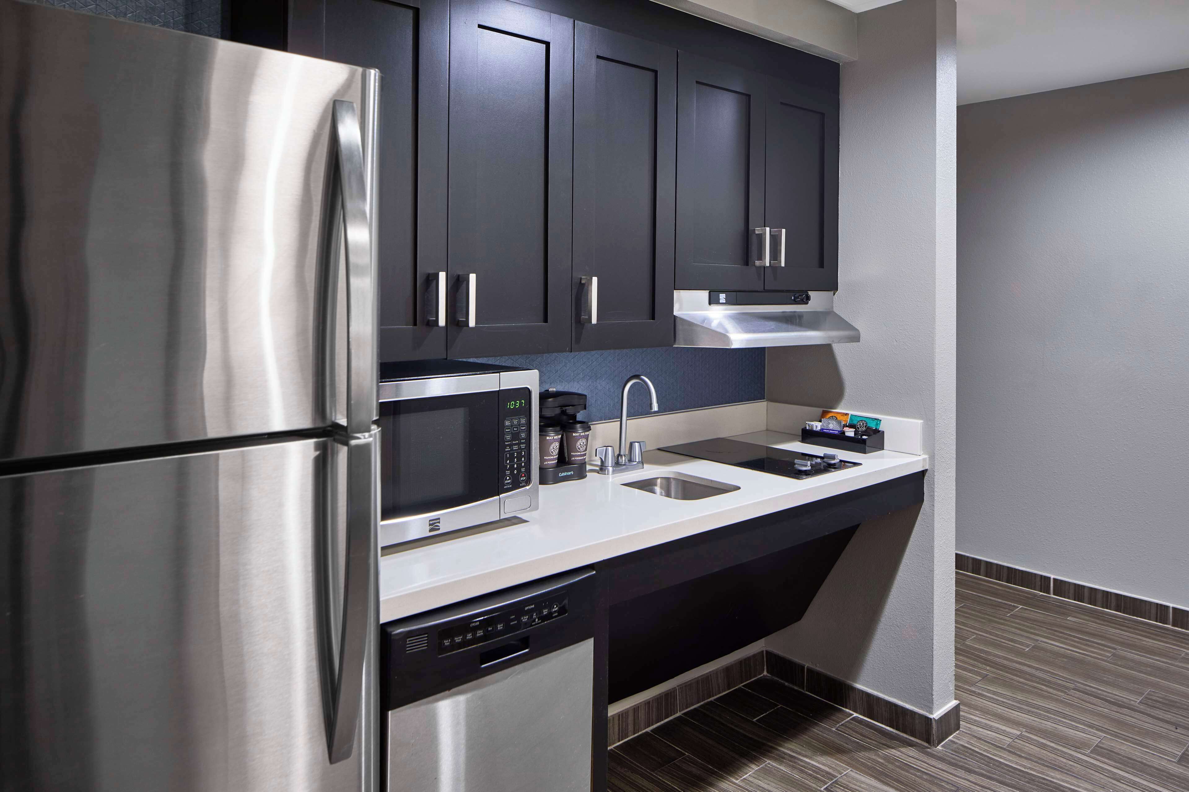 room, 1 queen bed, accessible, bathtub (city view) | private kitchen | fridge, microwave, stovetop, dishwasher
