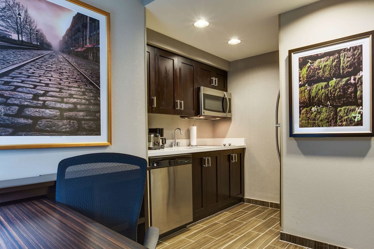 Private kitchen | Fridge, microwave, coffee/tea maker, cookware/dishes/utensils
