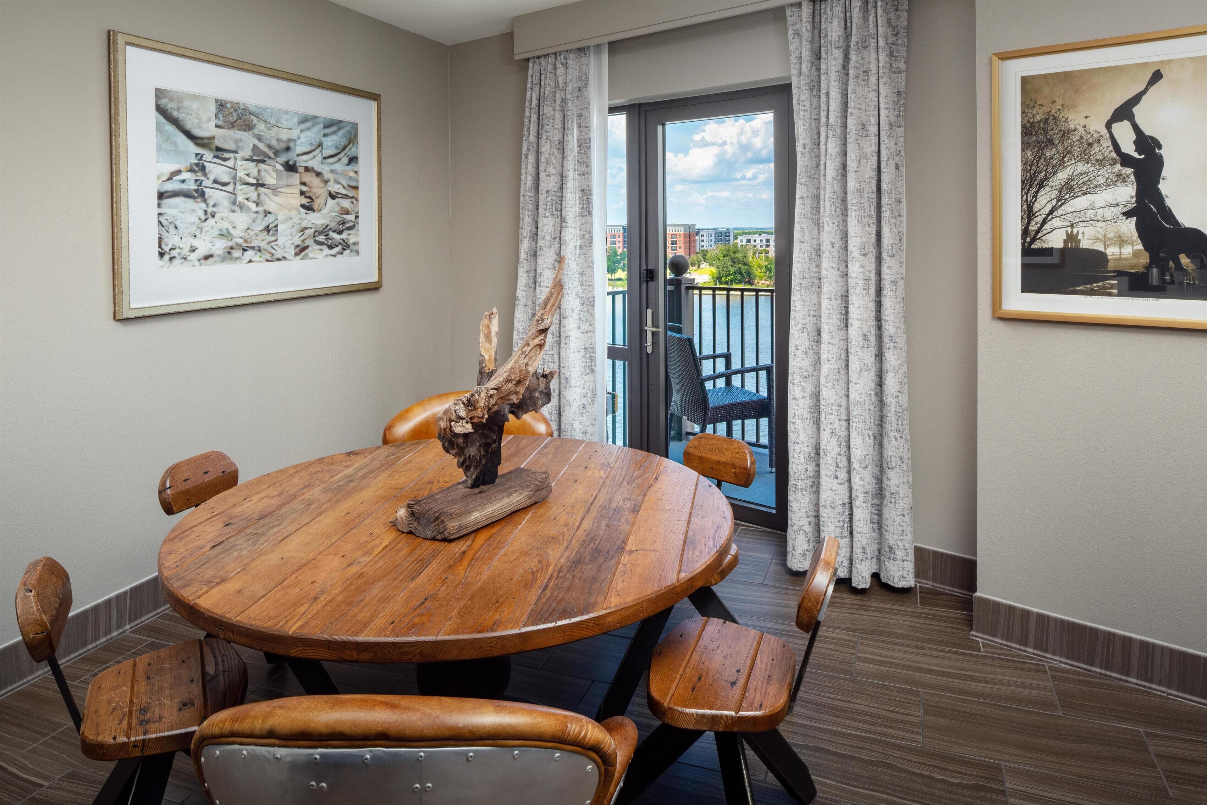 Suite, Mehrere Betten, Balkon, Flussblick (2 Rooms/2 Bathrooms) | Wohnbereich