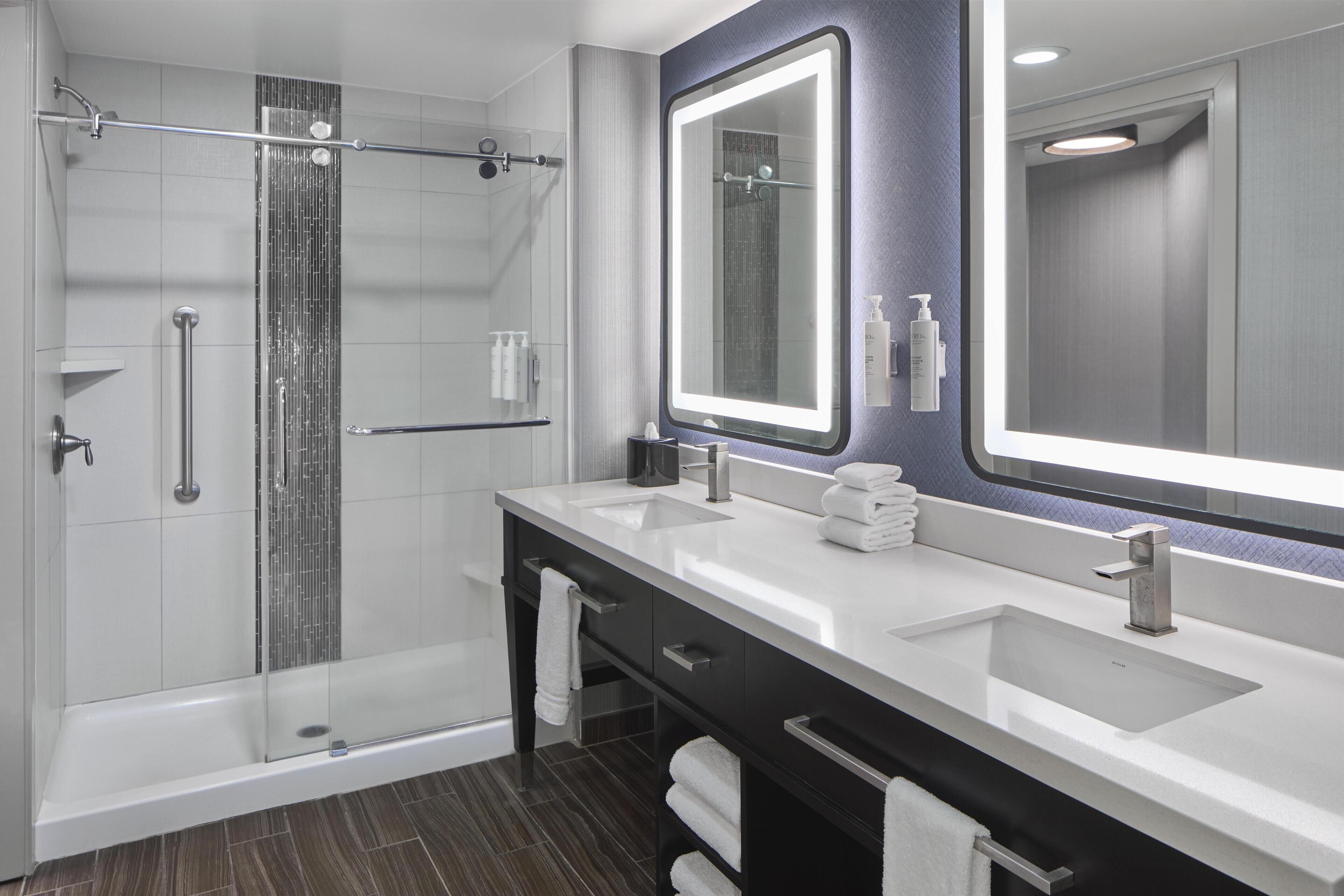King Suite, Suite, 1 King Bed, Non Smoking, River View | Bathroom shower