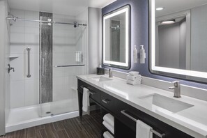 King Suite, Suite, 1 King-Bett, Nichtraucher, Flussblick | Dusche im Bad