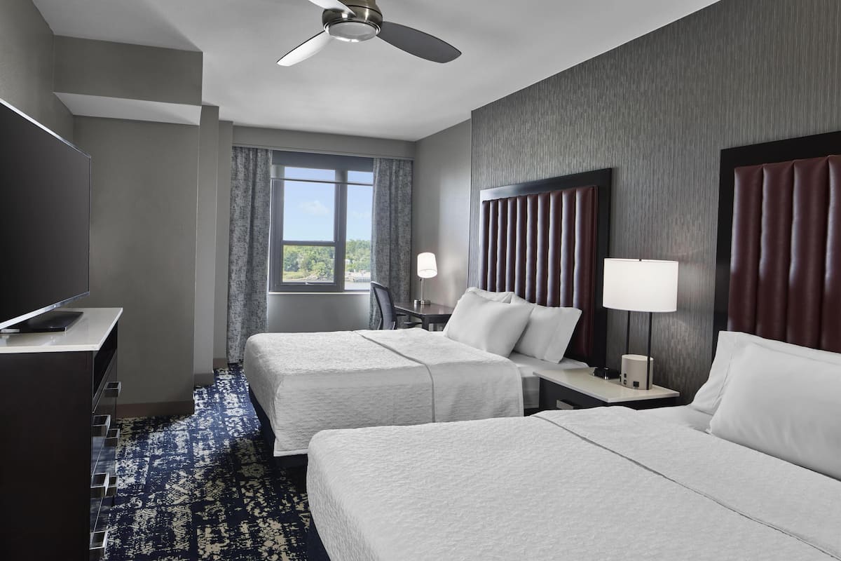 Literie de qualité, bureau, espace de travail pour ordinateurs portables