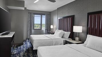 Luxe beddengoed, een bureau, een laptopwerkplek