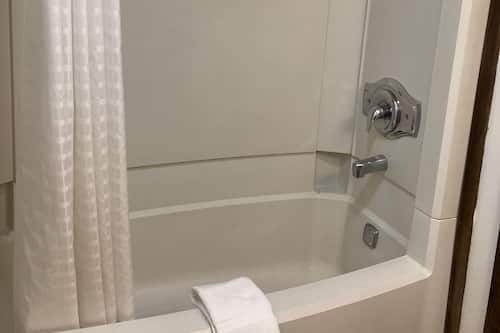 Appartement, 1 slaapkamer | Badkamer | Een bad/douchecombinatie, een hydromassagedouche, gratis toiletartikelen