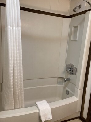Apartment, 1 Bedroom | Bathroom | Combined shower/tub, hydromassage showerhead, free toiletries - The Inn at Lewes (Lewes)