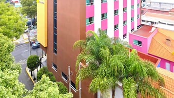 Vista frontal de la propiedad