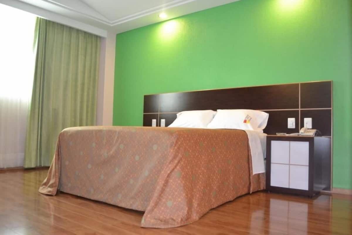 1 bedroom, premium bedding, in-room safe, desk