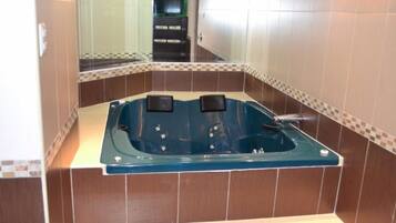 Jacuzzi Master Suite | Private spa tub
