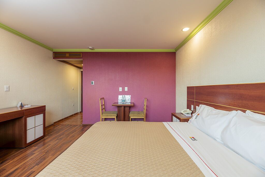 Habitación Confort | Ropa de cama de alta calidad y caja de seguridad en la habitación 