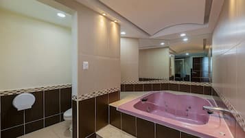 Jacuzzi Master Suite | Baño | Tina, amenidades de baño gratuitas, secadora de cabello, pantuflas