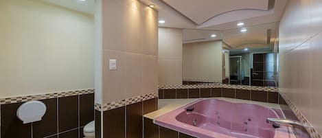 Jacuzzi Master Suite | Baño | Tina, amenidades de baño gratuitas, secadora de cabello, pantuflas