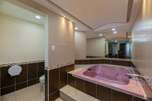 Jacuzzi Master Suite | Bathroom | Bathtub, free toiletries, hair dryer, slippers