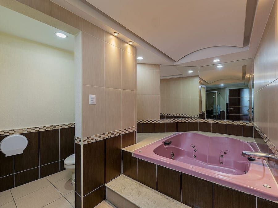 Jacuzzi Master Suite | Bathroom | Bathtub, free toiletries, hair dryer, slippers