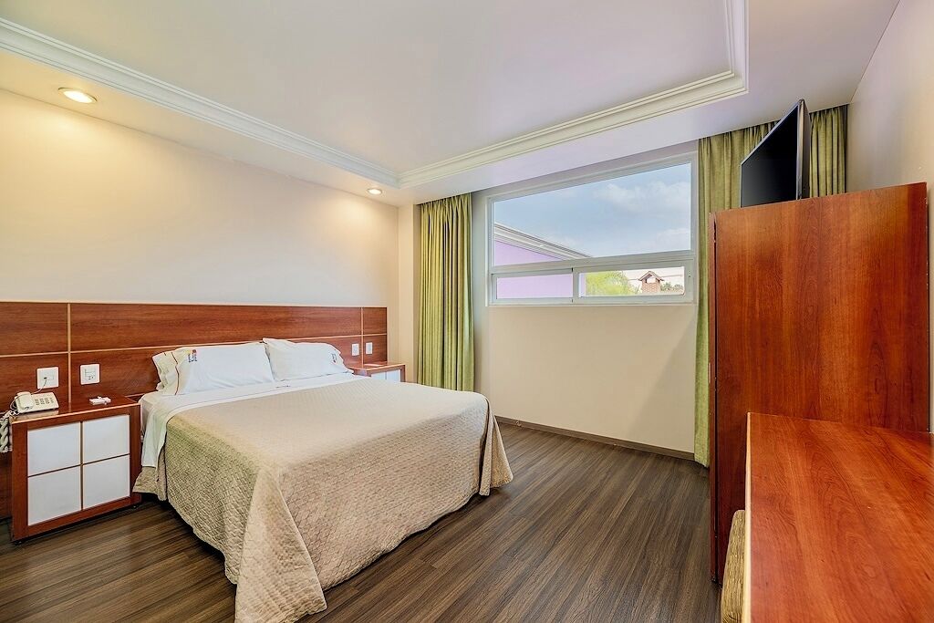 Premium bedding, in-room safe, desk, iron/ironing board