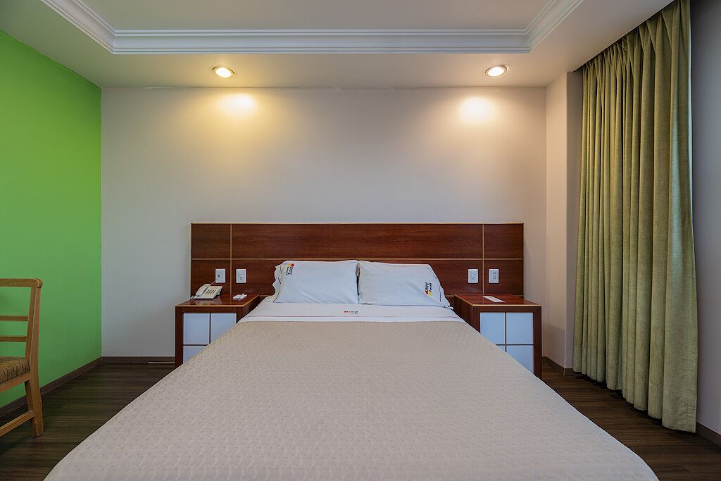 Ropa de cama de alta calidad y caja de seguridad en la habitación 