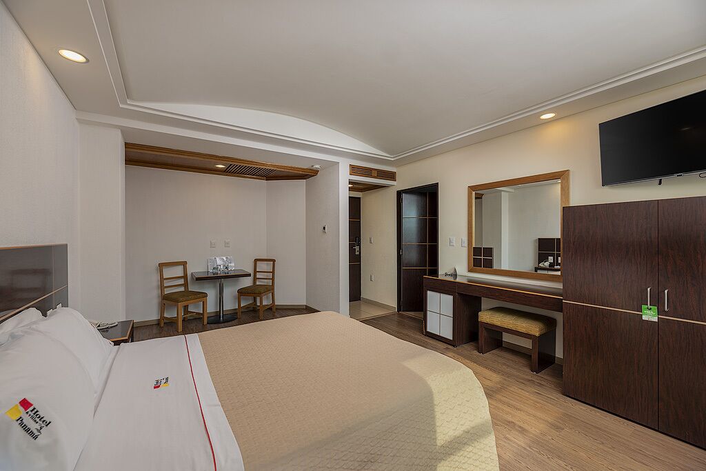 Jacuzzi Master Suite | Ropa de cama de alta calidad y caja de seguridad en la habitación 