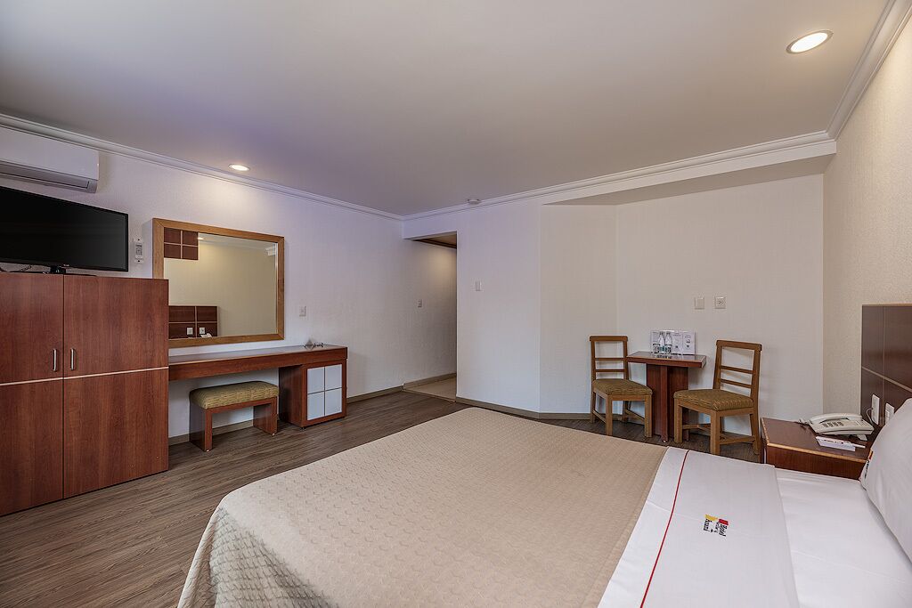 Ropa de cama de alta calidad y caja de seguridad en la habitación 