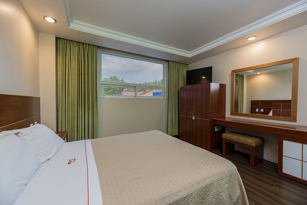 Habitación estándar | Ropa de cama de alta calidad y caja de seguridad en la habitación 