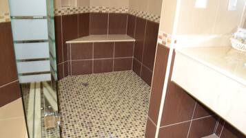 Tina, amenidades de baño gratuitas, secadora de cabello, pantuflas