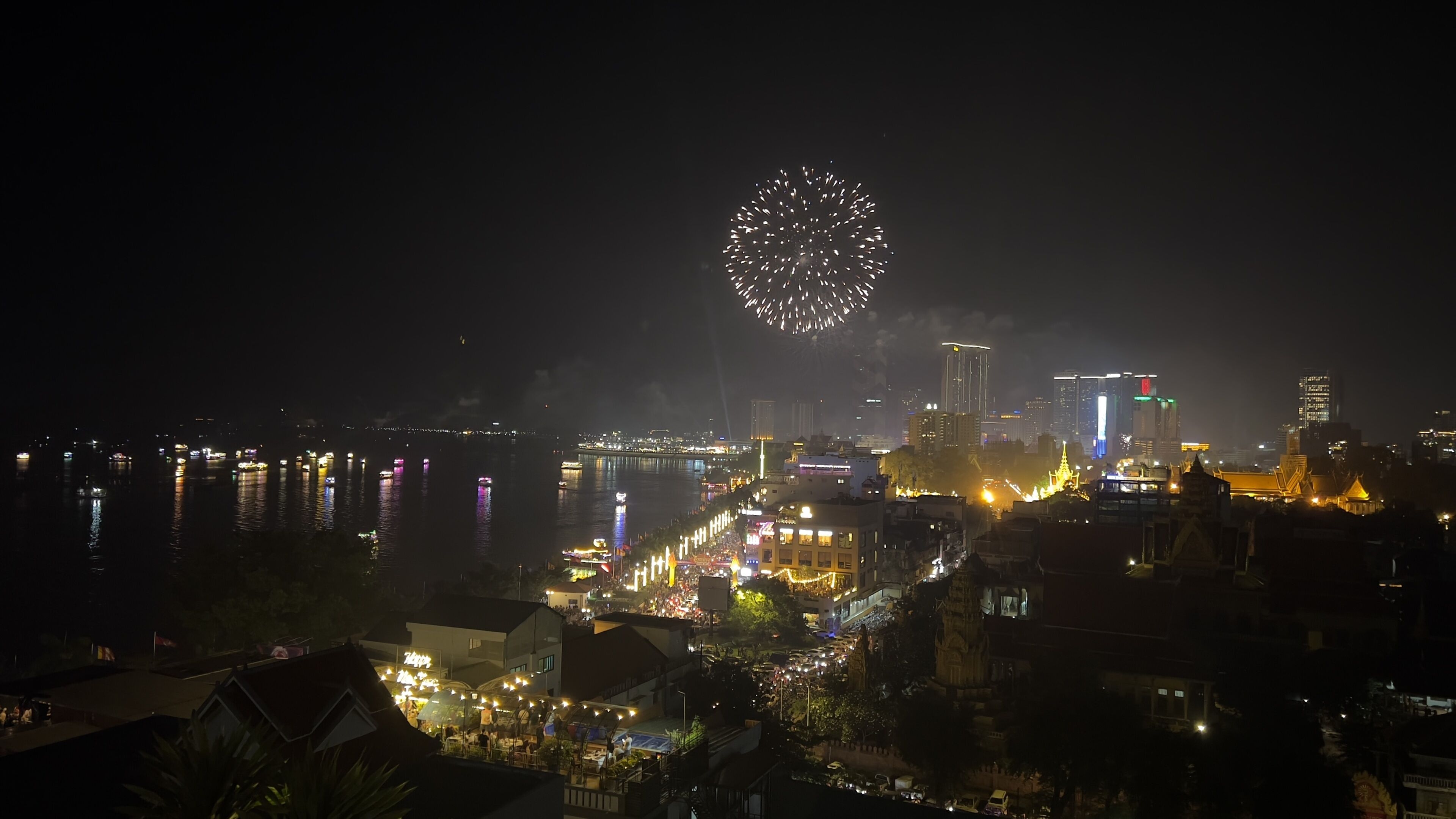 outdoor pool, open 8:00 am to 8:00 pm, pool loungers