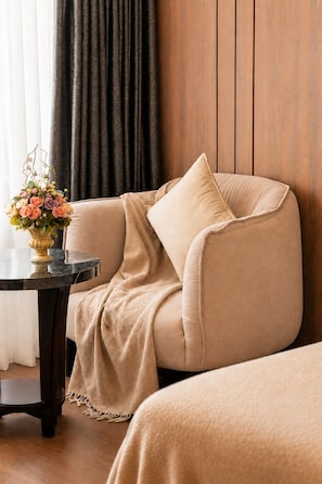 Deluxe Double Room | Living area | 32-inch LED TV with satellite channels, TV - Harmony Phnom Penh Hotel (Phnom Penh)