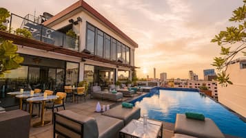 Outdoor pool, open 8:00 AM to 9:00 PM, pool loungers