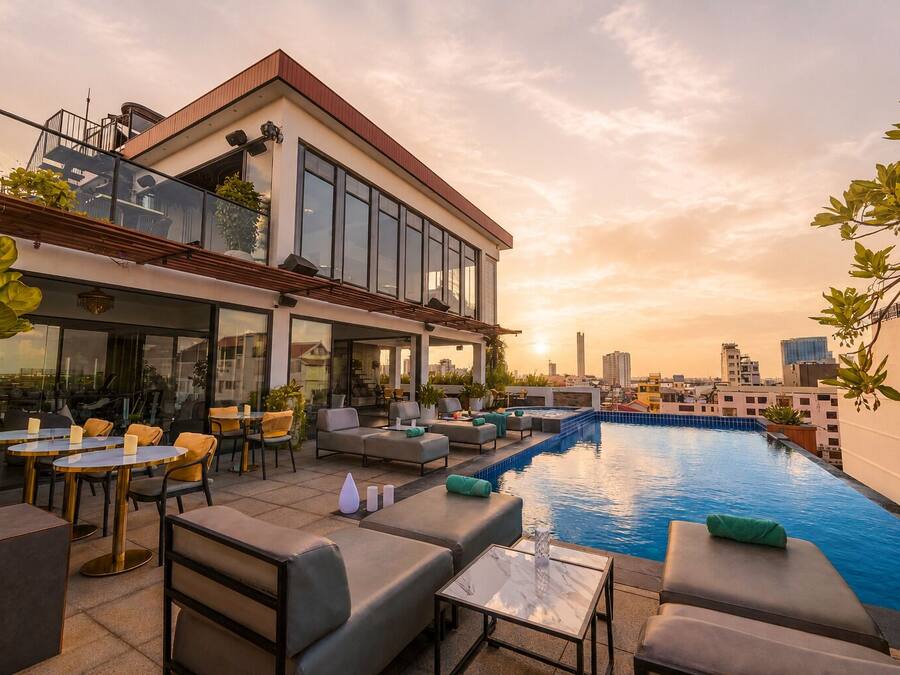 Una piscina al aire libre, sillones reclinables de piscina