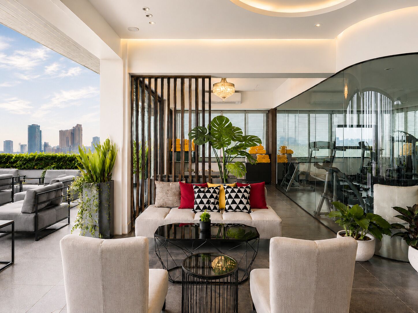 Una sala de estar moderna con un sofá, dos sillones, una mesa de centro y plantas en macetas.