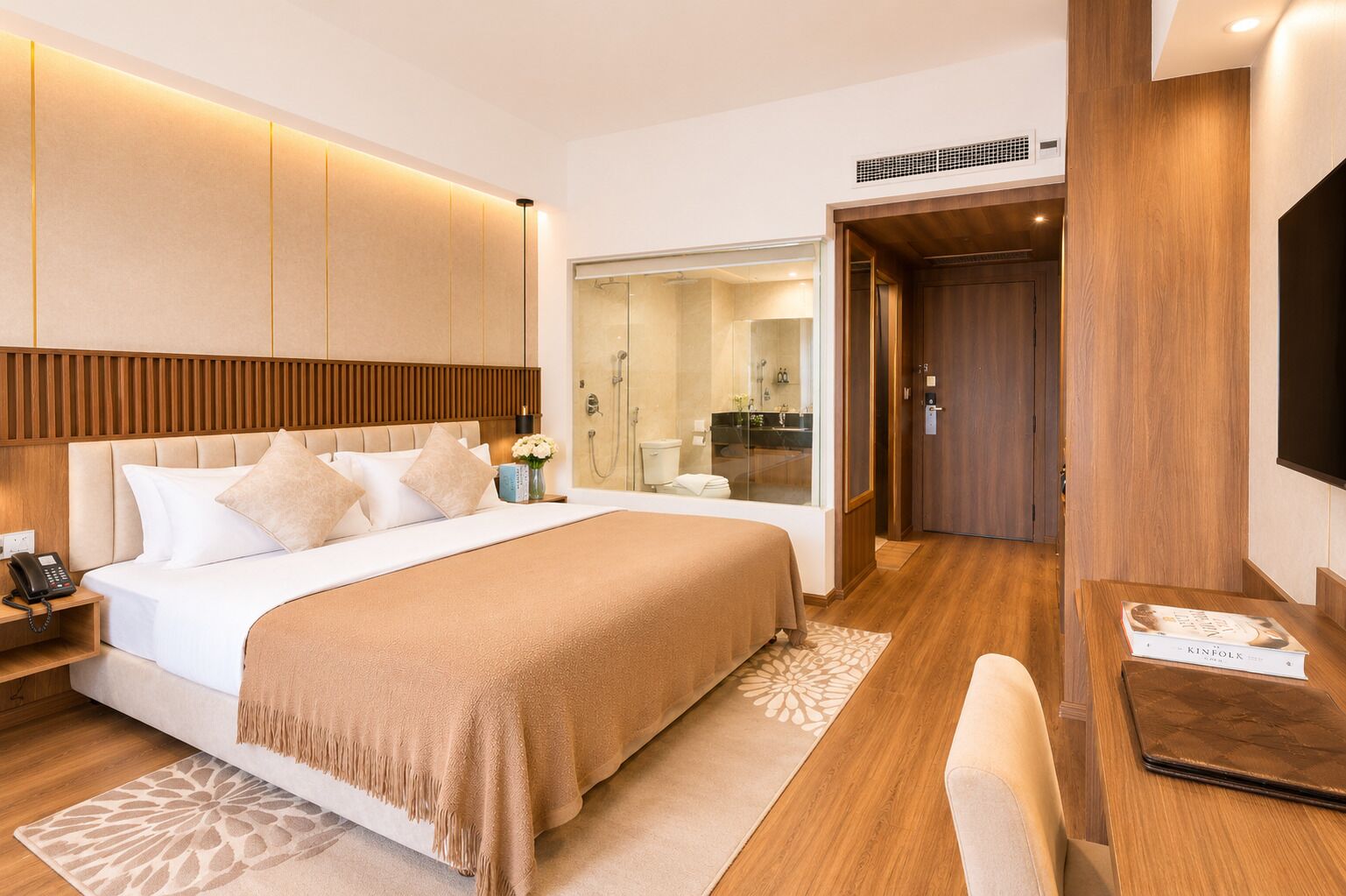 Deluxe Double Room, Balcony | Minibar, in-room safe, individually furnished, desk