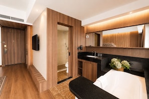 Suite, Balcony | Bathroom - Harmony Phnom Penh Hotel (Phnom Penh)