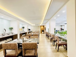 Phục vụ bữa sáng, bữa trưa, bữa tối, món Á