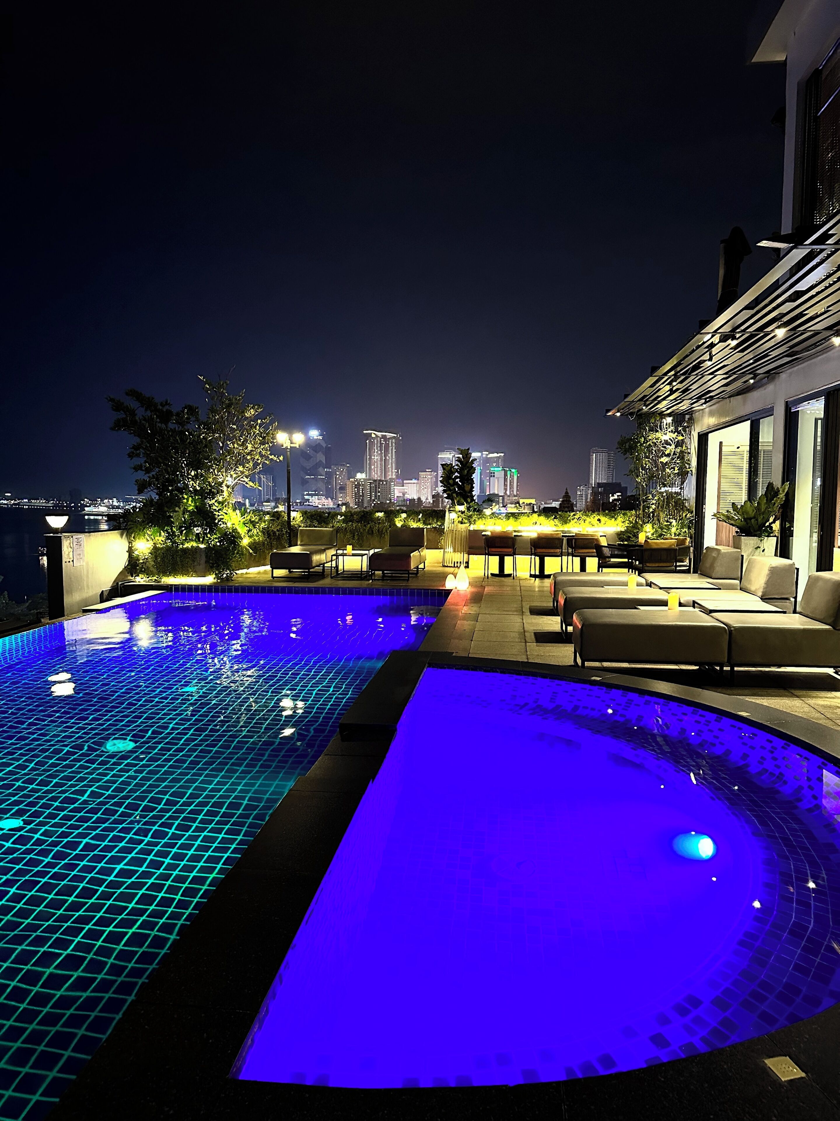 outdoor pool, open 8:00 am to 8:00 pm, pool loungers