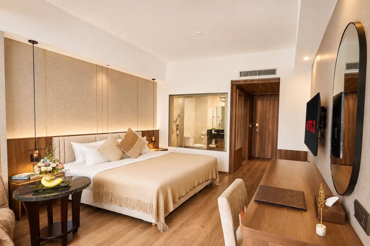 Deluxe Double Room | Minibar, in-room safe, desk, blackout drapes