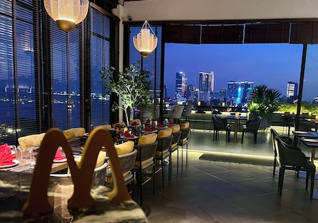 Se sirven desayunos, comidas, cenas y cocina asiática