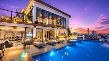Outdoor pool, open 8:00 AM to 8:00 PM, pool loungers