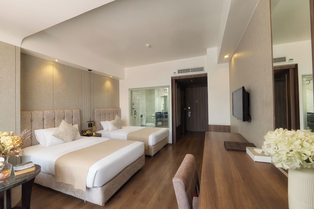 Deluxe Twin Room | Minibar, caja de seguridad en la habitación y muebles diferentes