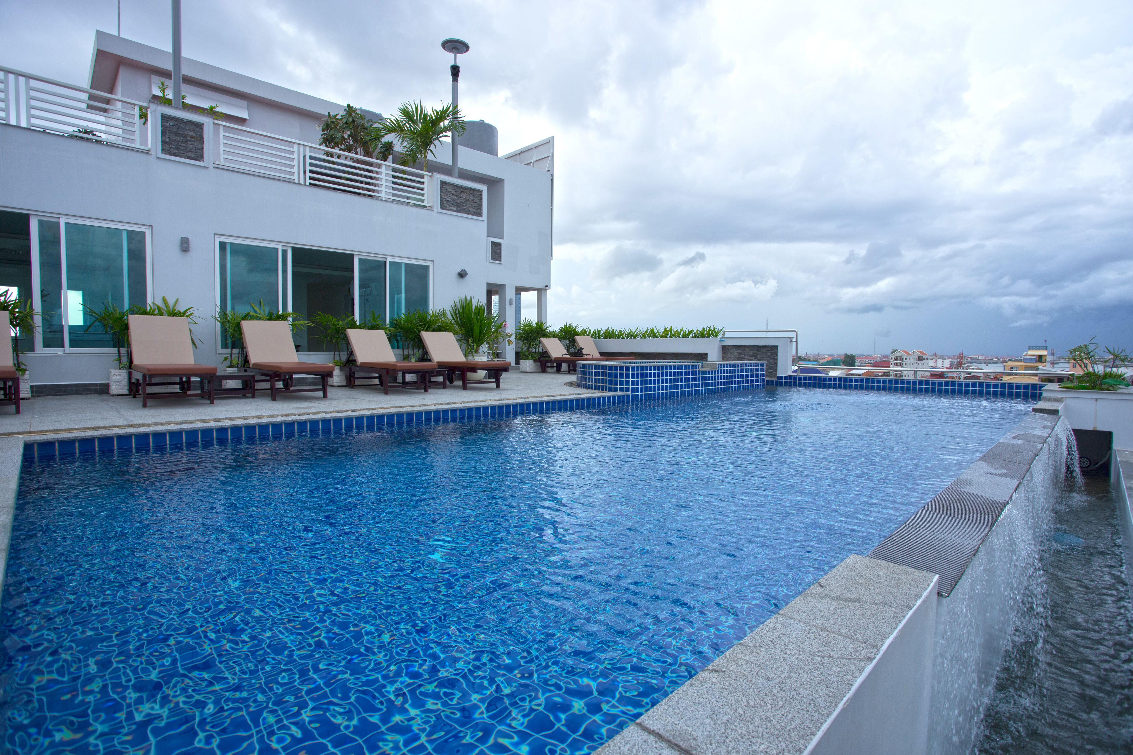outdoor pool, open 8:00 am to 8:00 pm, pool loungers