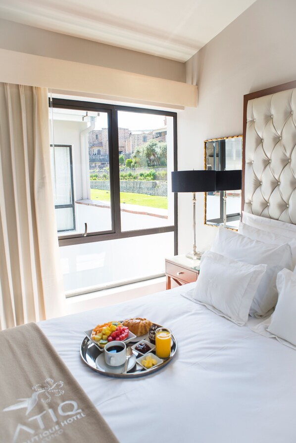 Deluxe Suite, Jetted Tub