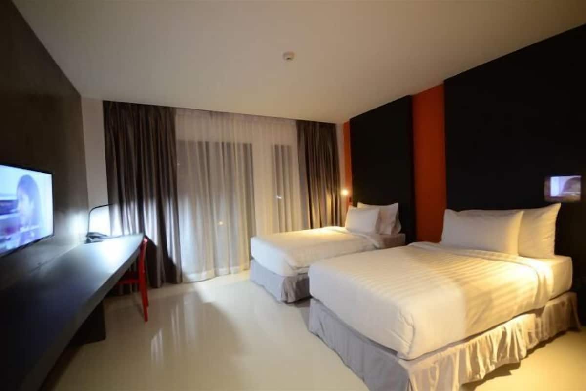 Blackout drapes, free WiFi, bed sheets