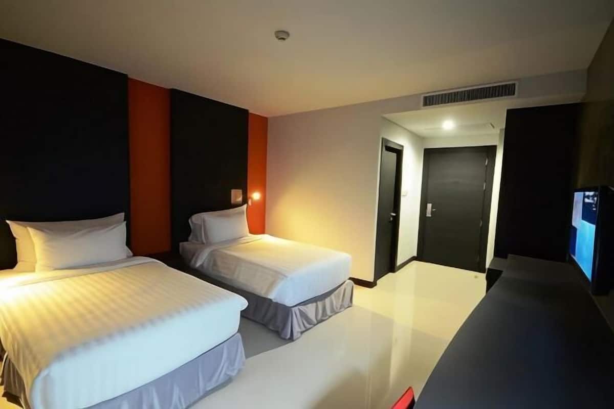Blackout drapes, free WiFi, bed sheets