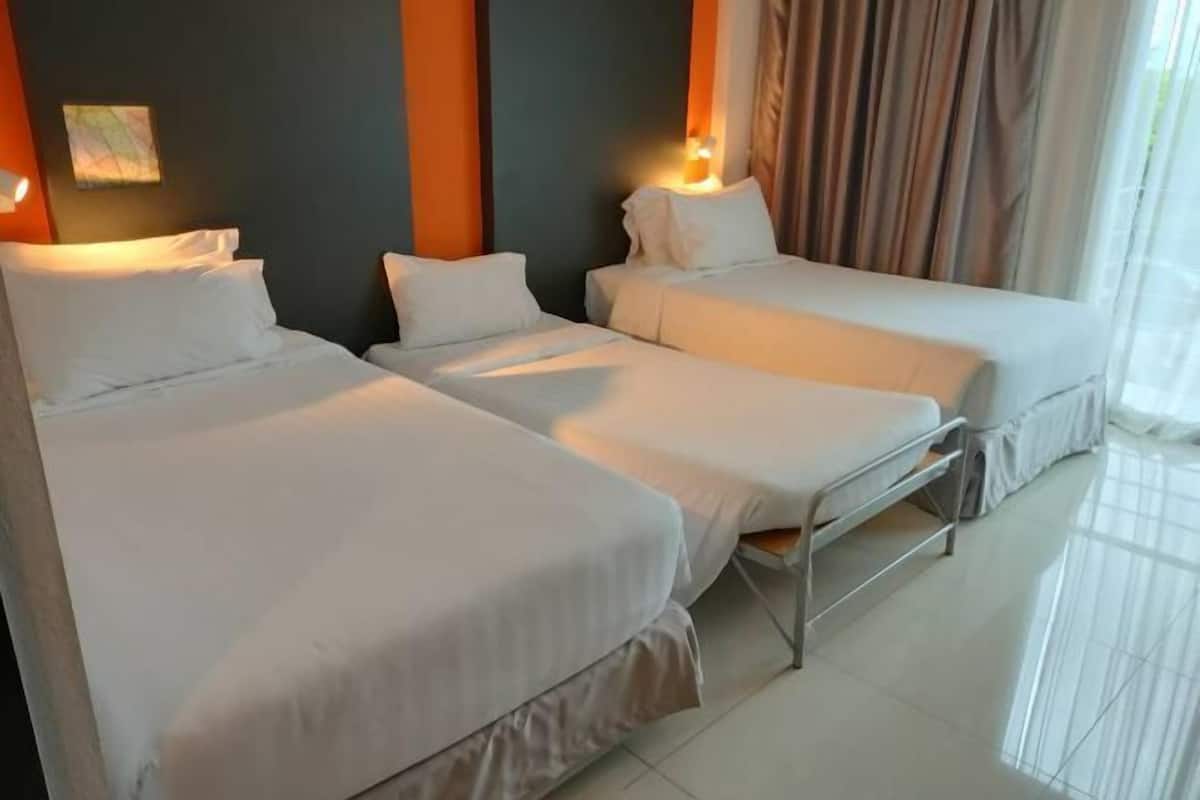 Blackout drapes, free WiFi, bed sheets